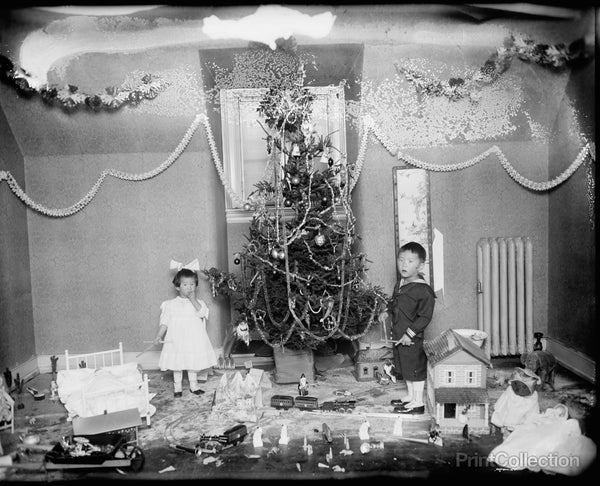 Koo Children, Christmas Tree in 1919 Koo Children, Christmas Tree in 1919