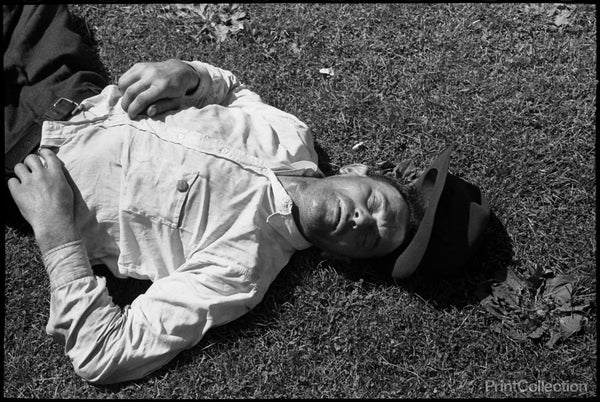 Man Asleep in Gateway (Drunk?) Man Asleep in Gateway (Drunk?)